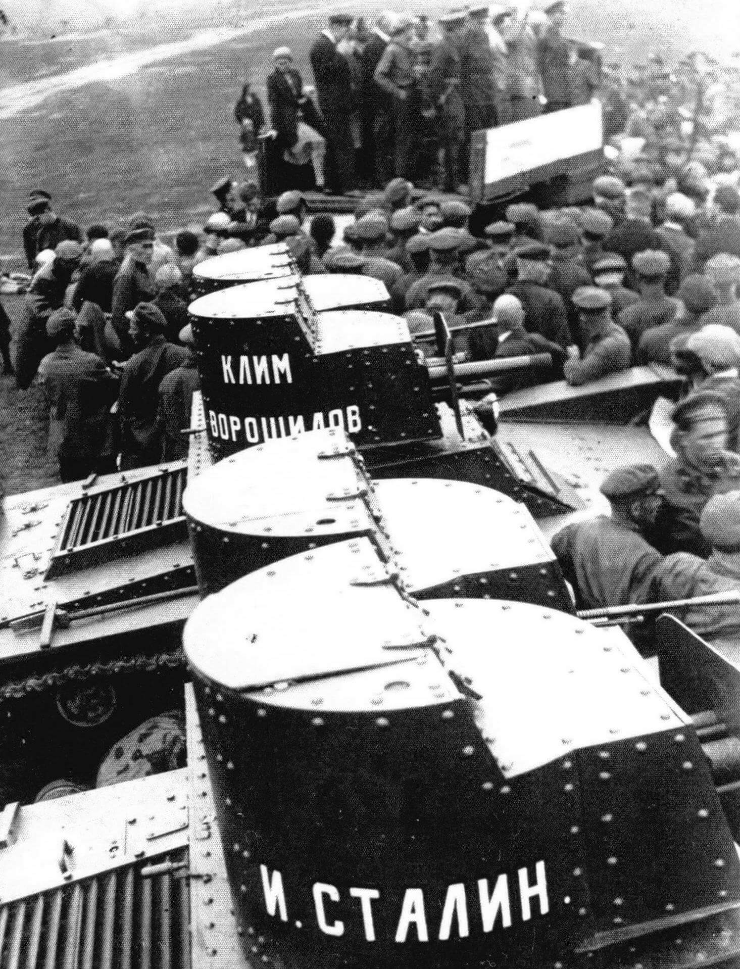 Передача Красной Армии пушечно-пулеметных танков Т-26, построенных на средства, собранные польскими коммунистами. 1932 год