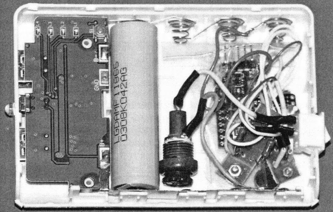Все детали локатора размещены в корпусе внешней аккумуляторной батареи. Для питания устройства используется один элемент 18650