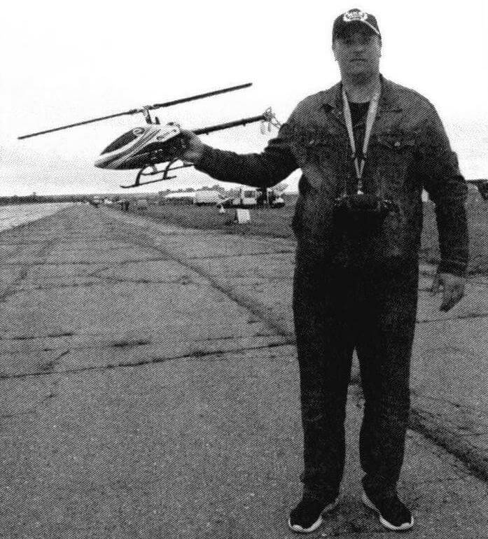 Дмитрий Кутил кин предпочитает самолетам вертолеты, собирая их из фирменных комплектов