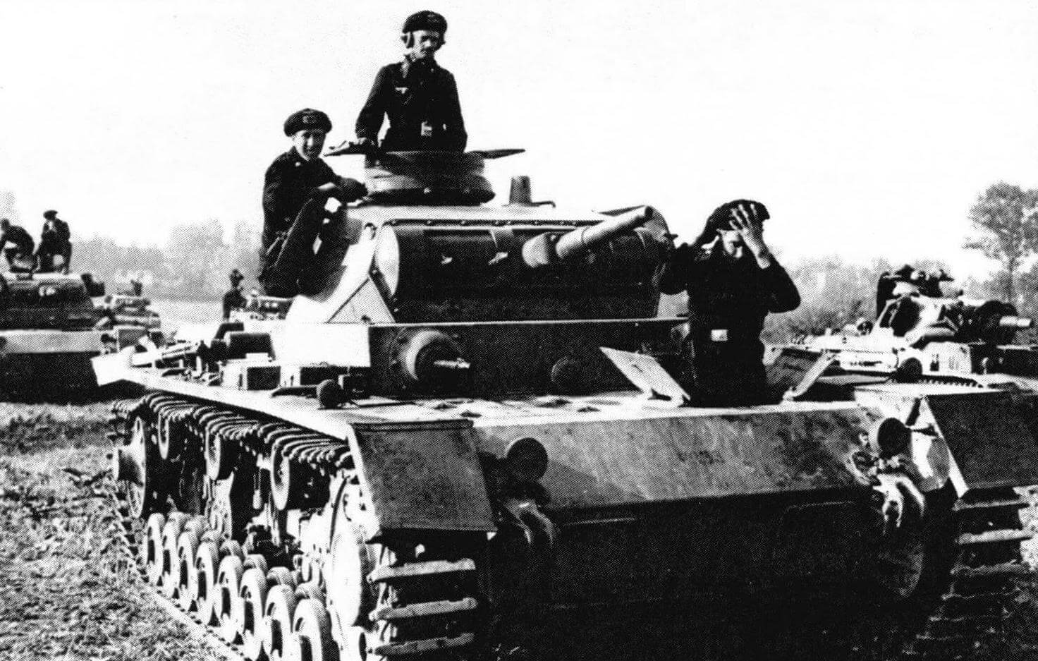 Pz.III Ausf.D. Польша, сентябрь 1939 года. Теоретически механик-водитель и стрелок-радист могли пользоваться для посадки в танк люками доступа к агрегатам трансмиссии. Однако, совершенно очевидно, что в боевой обстановке сделать это было практически невозможно