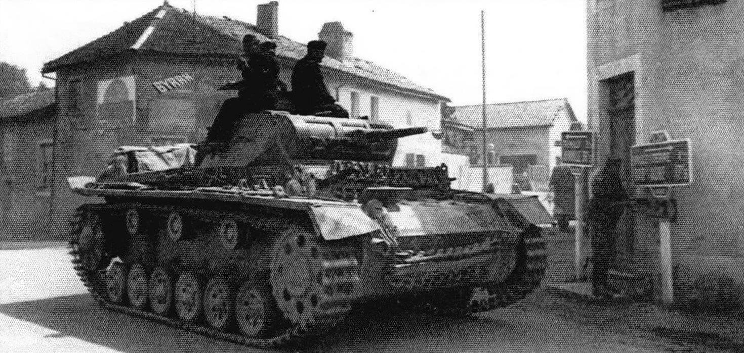 Уже во время Французской кампании 1940 года немцы начали использовать запасные гусеницы для усиления бронезащиты своих танков, в данном случае - Pz.III Ausf.E
