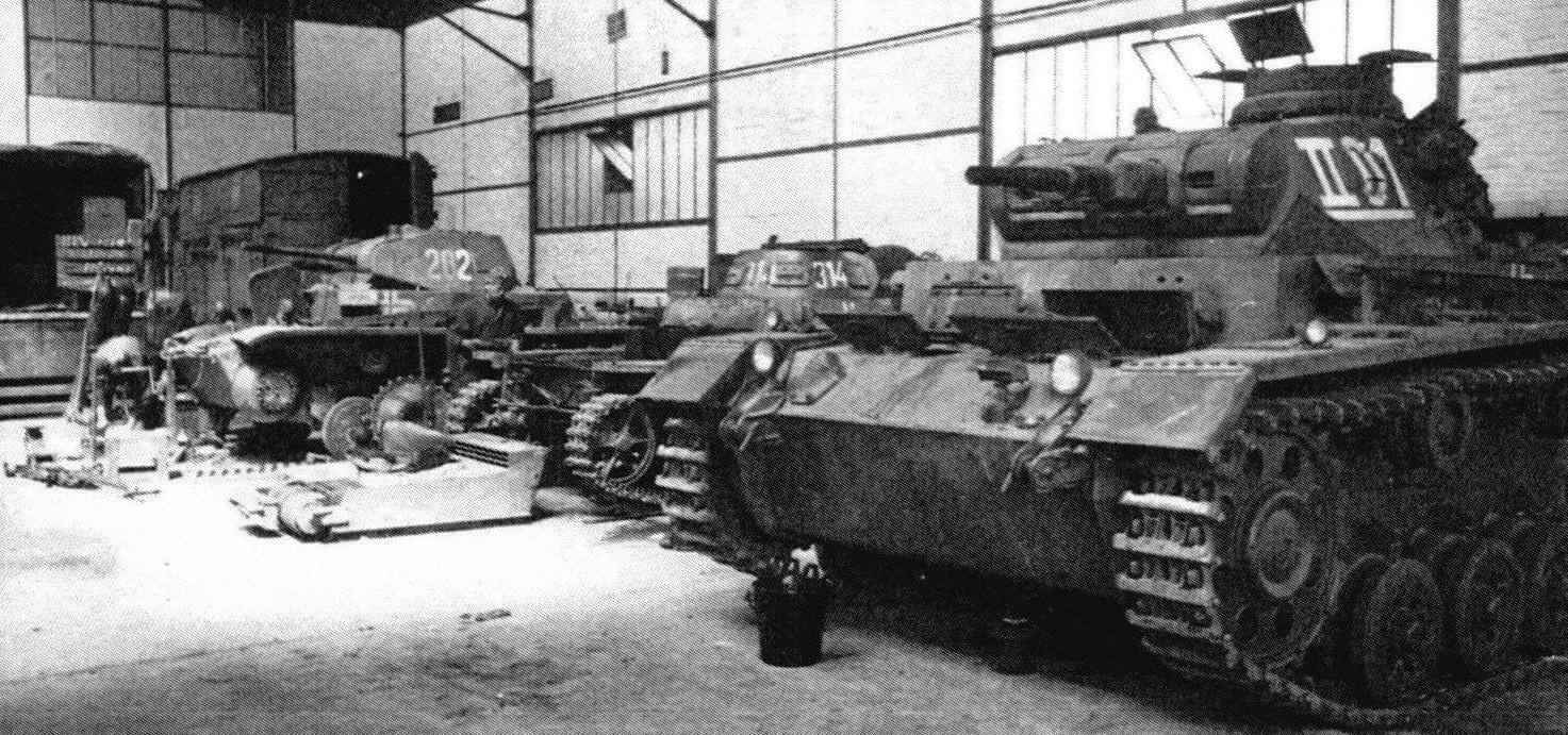 Ремонт танков после Французской кампании. На переднем плане - Pz.III Ausf.E