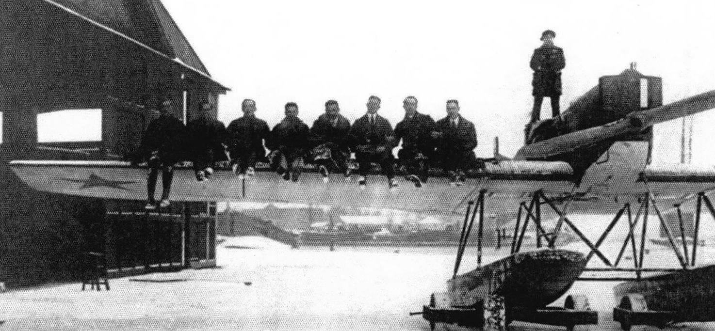 Летчики 1-го отдельного морского разведывательного отряда сидят на крыле Ю-20, Ораниенбаум, 1925 г.