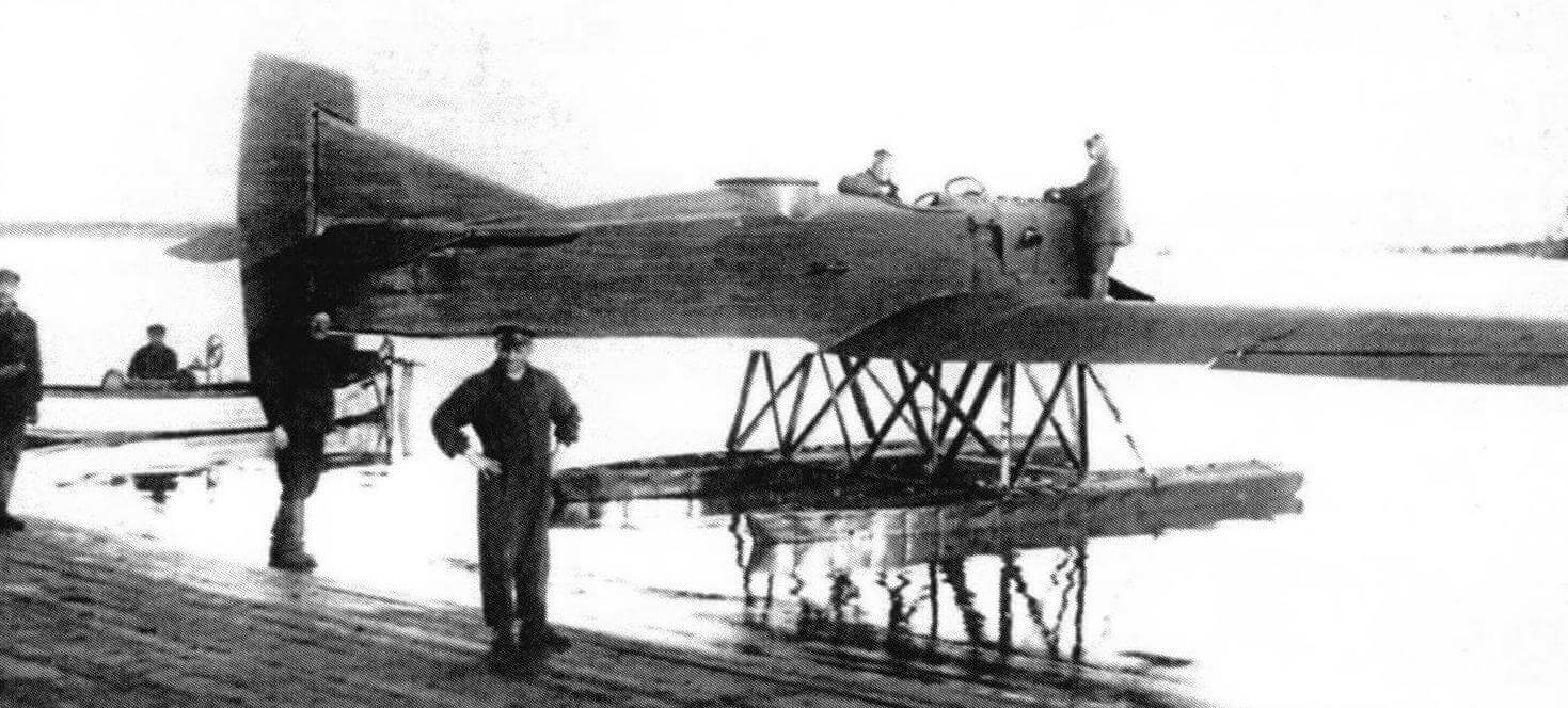 Ю-20 без вооружения возле гидроспуска