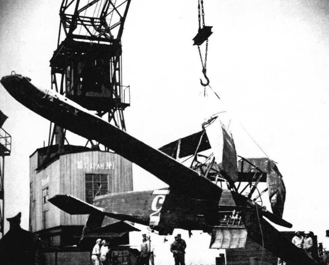Вытаскивают из воды разбитый самолет летчика Г.А. Толкунова, который скапотировал при посадке в Гребном порту в Ленинграде, май 1926 года