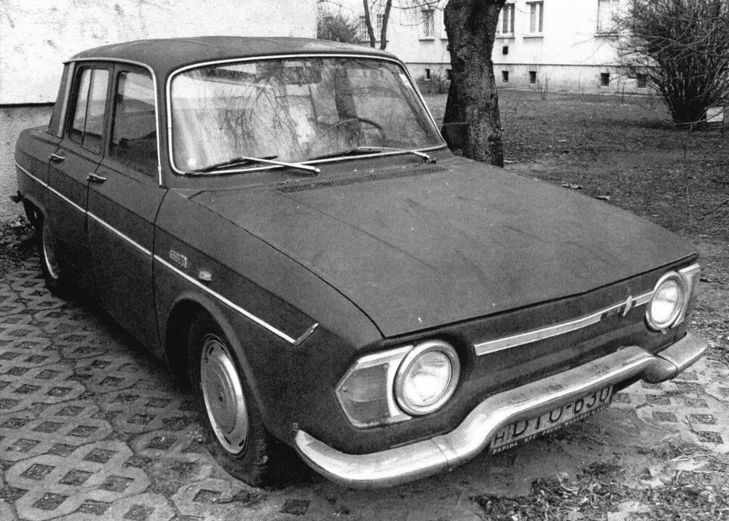 У ранних моделей Renault 10 были круглые передние фары