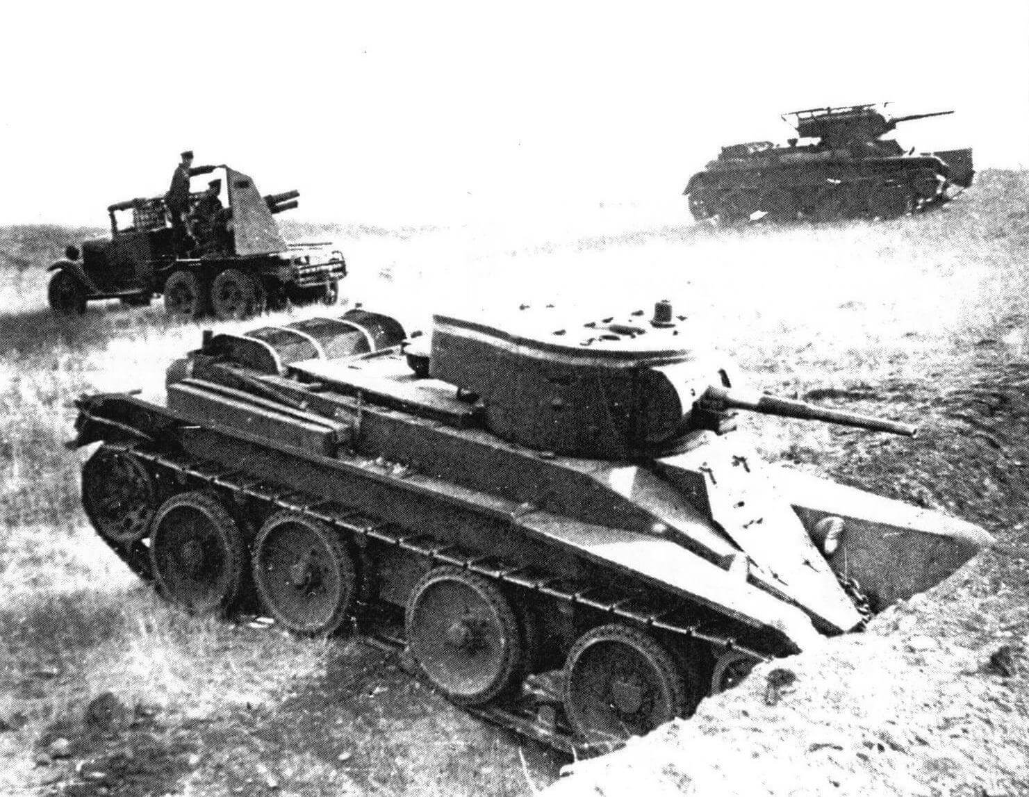 Танки БТ-5 в атаке. Маневры Забайкальского военного округа, 1936 год
