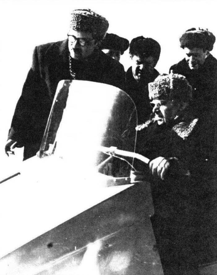 Н.П. Камов знакомится с легкими мотонар-тами, спроектированными в НАМИ, фото 1966 года