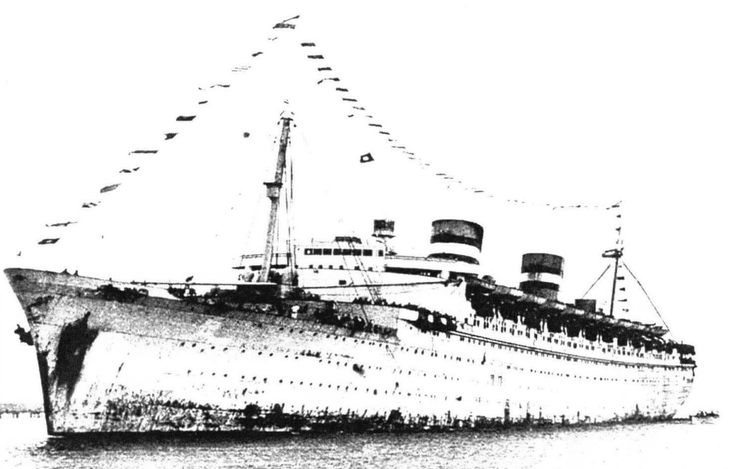 «Ниюв Амстердам» вскоре после окончания войны. Несмотря на флаги расцвечивания, выглядит лайнер не слишком впечатляюще!