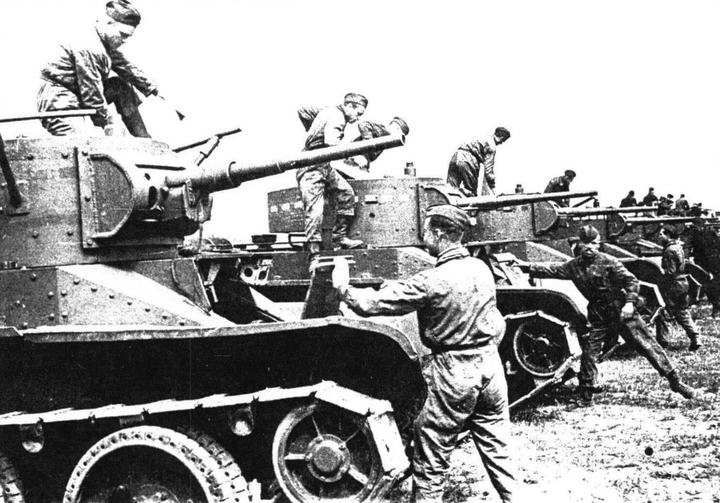 Танкисты занимают места в боевых машинах БТ-5. Московский военный округ, 1935 год