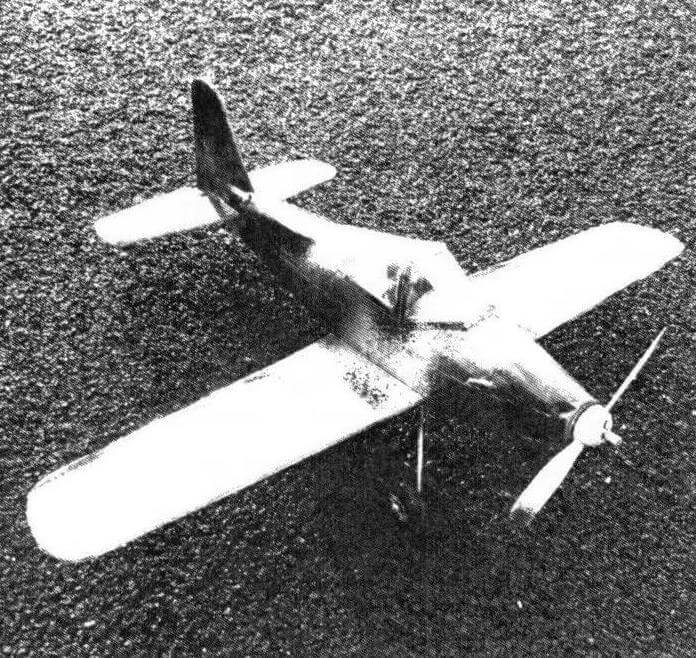 Кордовая безмоторная модель самолета-низкоплана, о таких говорят, что «фюзеляж лежит на крыле»
