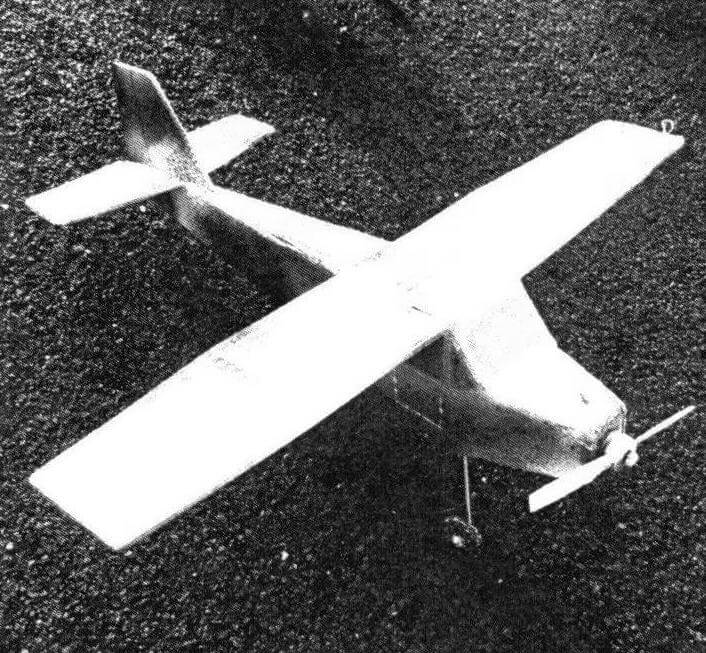 Картонная модель высокоплана - летательного аппарата с высокорасположенным крылом, которое «лежит на фюзеляже»