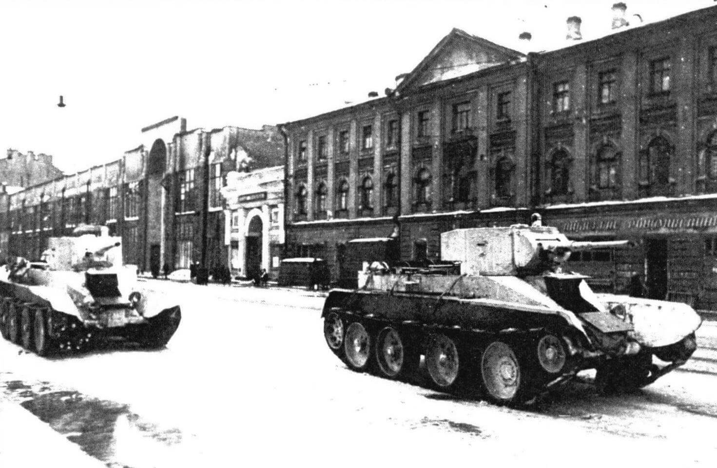Блокадный Ленинград. Танки БТ-5 направляются на фронт по пр. Володарского, 1943 год