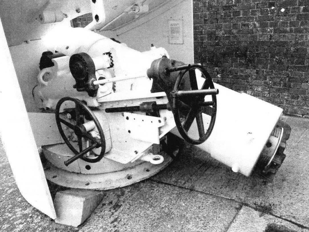 Нескорострельная казнозарядная 6" пушка Mk.IV с коробчатым шитом крейсера 3-го класса «Калипсо» (Форт Нельсон, Портсмут, Великобритания)