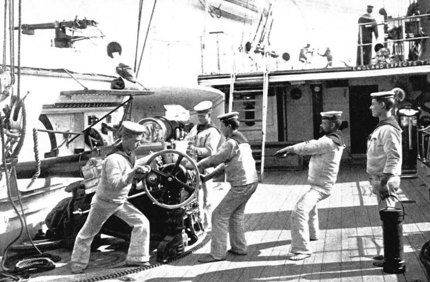 Тренировка расчета 5” нескорострельного казнозарядного орудия Mk.II на крейсере 3-го класса «Каллиопа». На коечной сетке хорошо видна двуствольная 11,43-мм картечница Гарднера