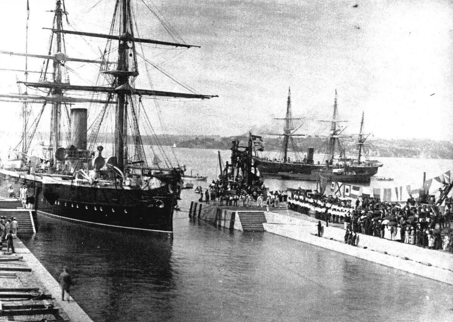 «Каллиопа» входит в док Каллиопа в Окленде (Новая Зеландия) 16 февраля 1888 года. Хорошо видно, что бушприт корабля убран для уменьшения его максимальной длины
