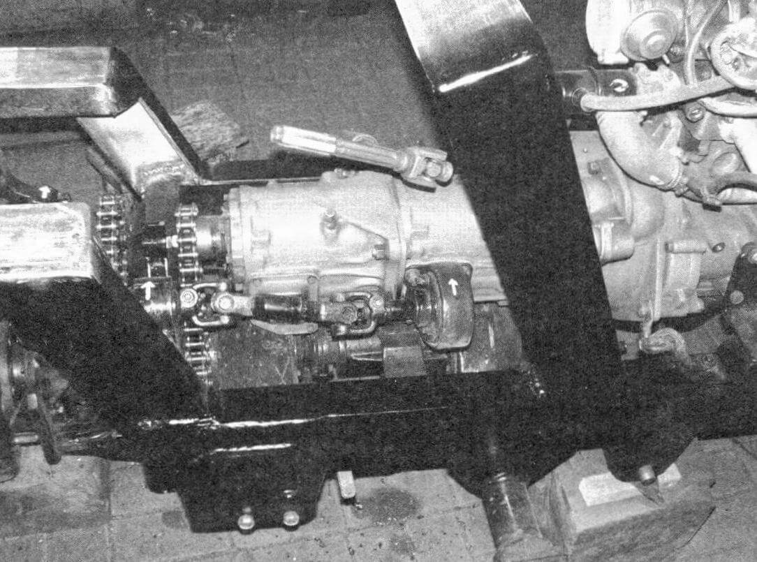 У трактора оригинальная трансмиссия, собранная из двух коробок передач от автомобиля «Москвич-412». Данная конструкция обеспечивает широкий диапазон передаточных чисел и обладает высоким запасом прочности
