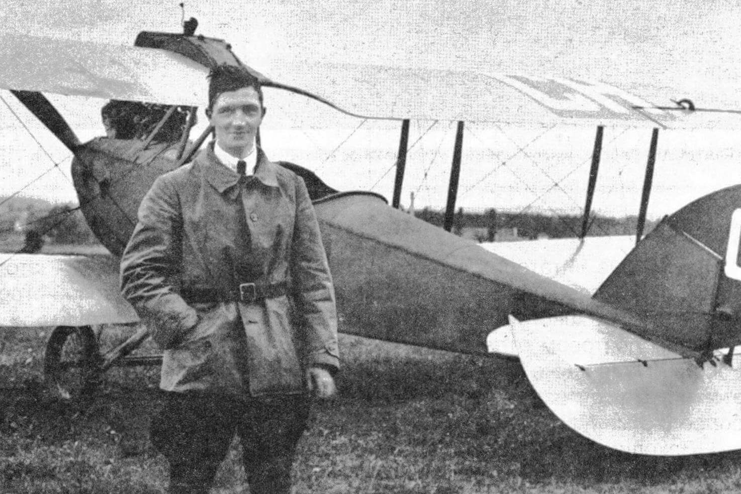 Пионер швейцарской авиации Альфред Комте возле одного из своих легких самолетов