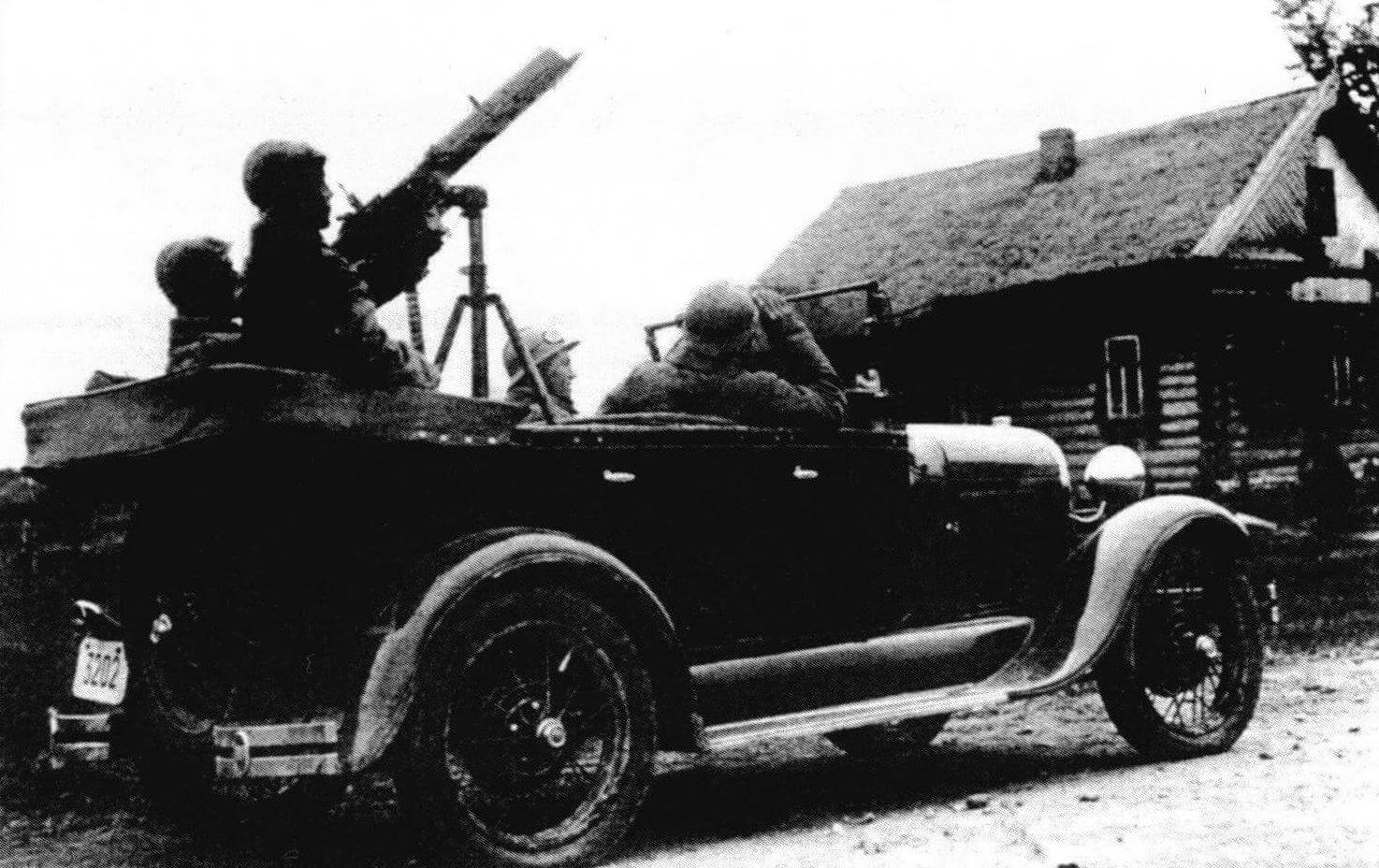 Легковой автомобиль «Форд-А», вооруженный пулеметом Максима. Маневры опытного механизированного полка, Московский военный округ, октябрь 1929 года