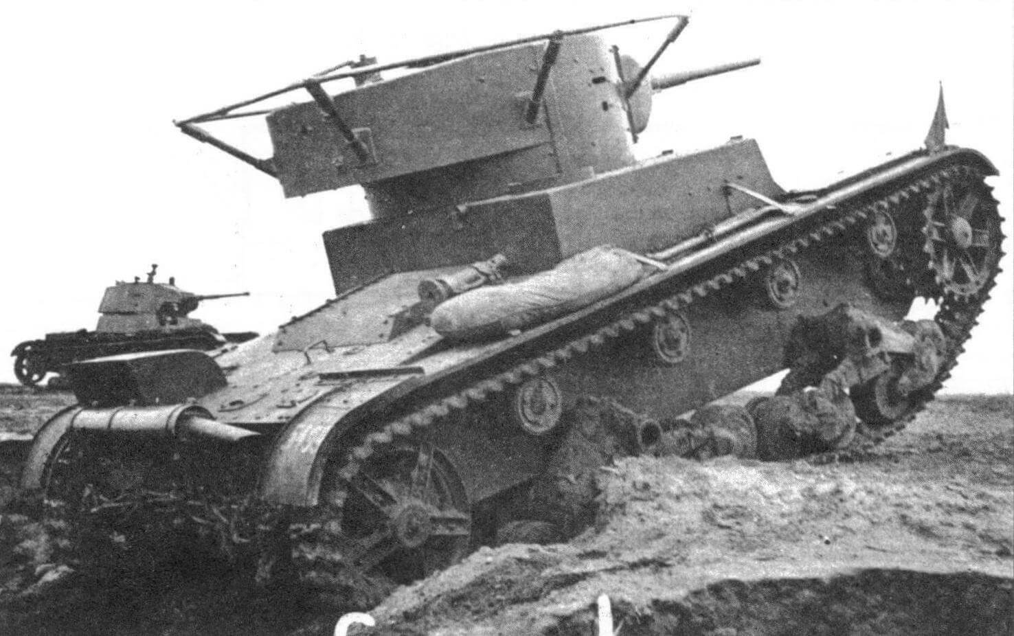 Легкий танк Т-26 выпуска 1936 года на маневрах, 1939 год. Танк имеет сварные корпус и башню, штампованную маску пушки и поручневую антенну