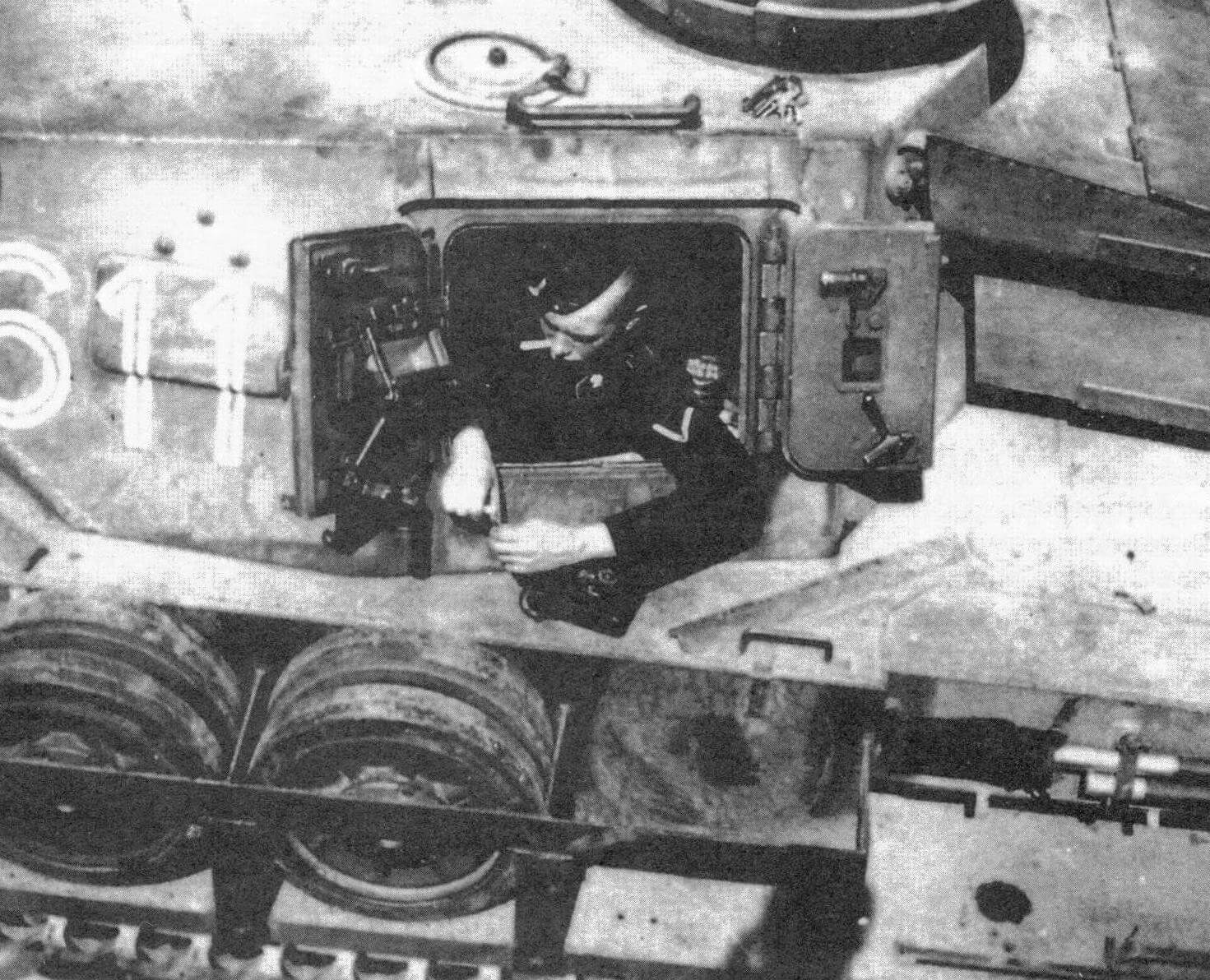 Бортовой башенный люк танка Pz.IV Ausf.F с открытой двухстворчатой крышкой