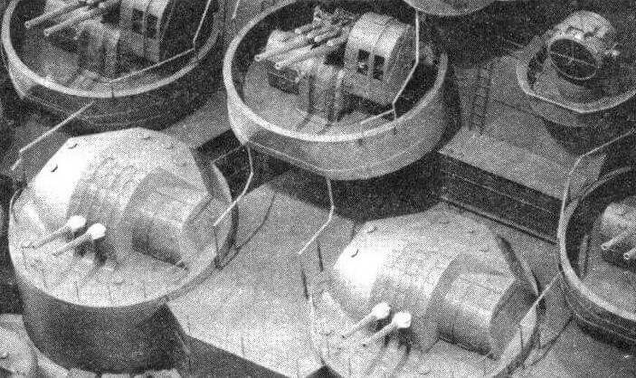 127-мм зенитная артиллерия линкора. Верхний ряд установок стоял изначально, нижний появился после модернизации корабля вместо снятых бортовых 155-мм башен
