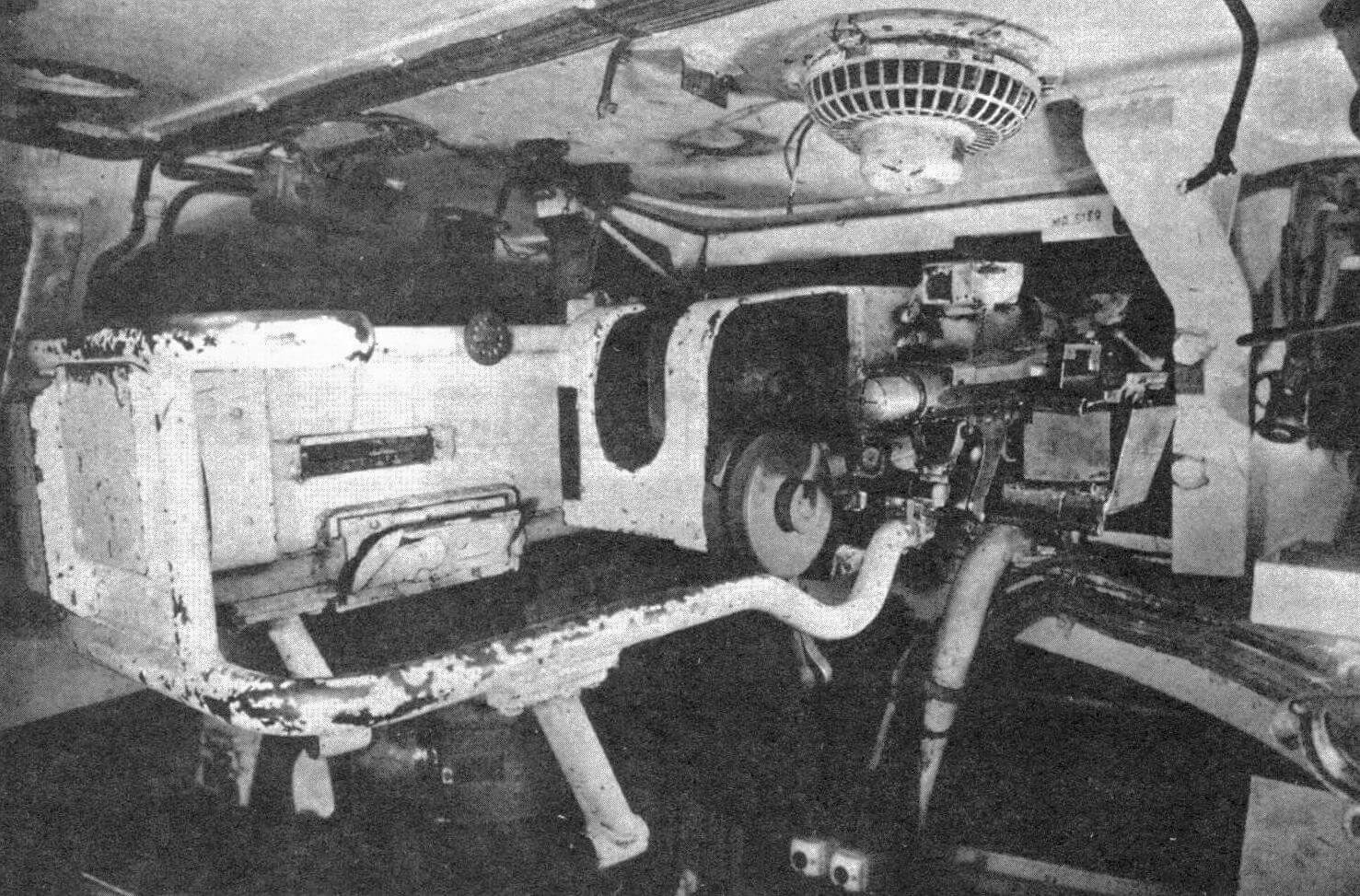 Интерьер башни танка Pz.IV Ausf.E. Хорошо видны казенная часть пушки, спаренный пулемет, ограждение пушки и башенный вентилятор