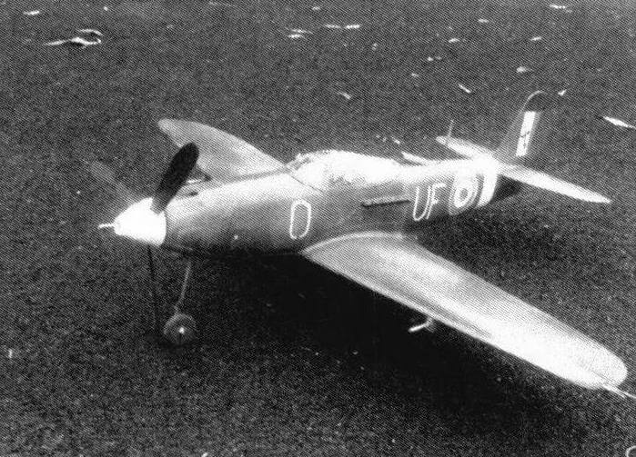 Модель самолета Р-39 «Аэрокобра» (размах 700 мм, вес 302 г) перед стартом, на взлете (шасси выпушено) и в полете (шасси убрано)