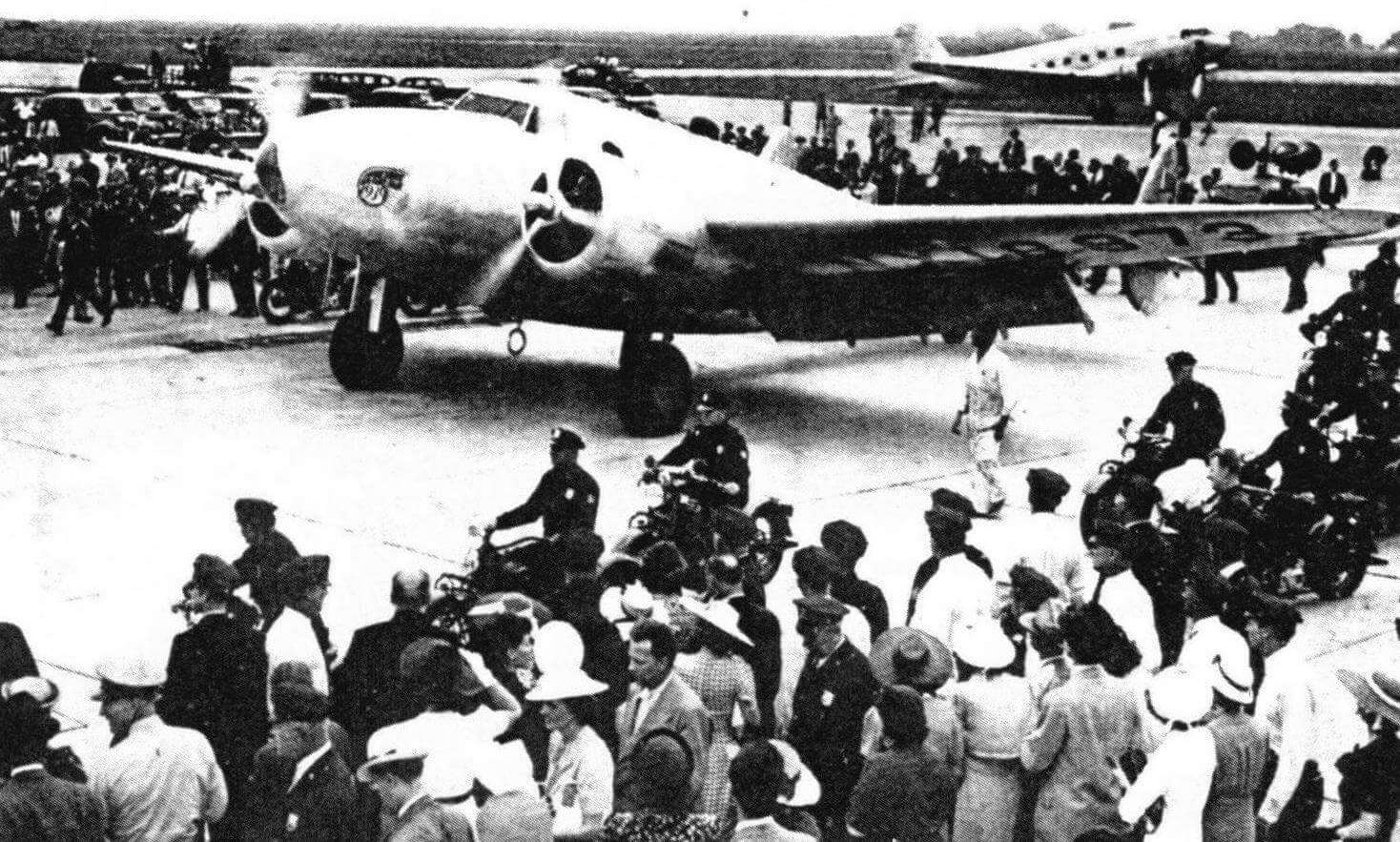 Самолет L-14N2, на котором Г. Хьюз совершил кругосветный перелет (фото после посадки в Нью-Йорке)
