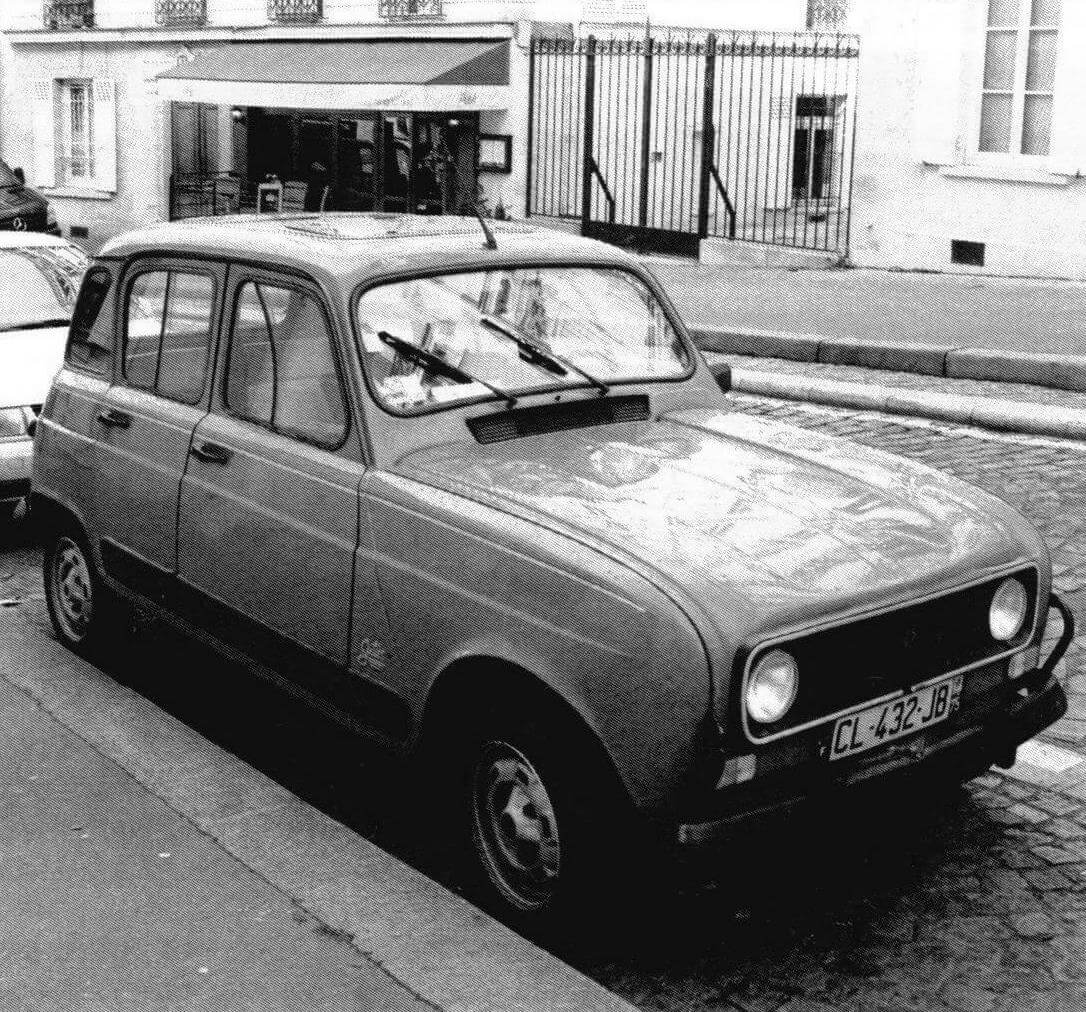 Поздний Renault 4 GTL на парижской улице