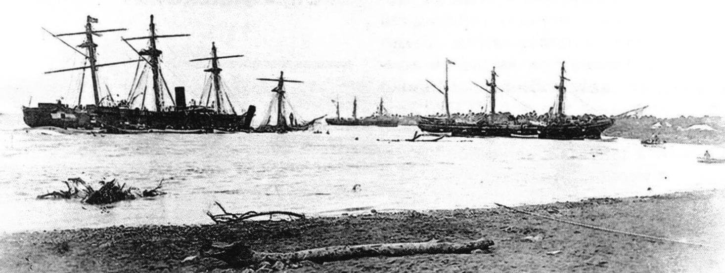 Корабли, выбросившиеся на мель во время тайфуна 16 марта 1889 года. Слева направо: американский паровой фрегат «Трентон», винтовой шлюп «Вандалия», немецкий безбронный паровой корвет «Ольга» и американская канонерская лодка «Нипсик»