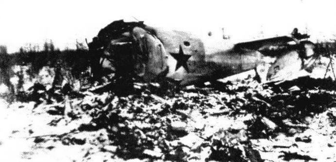 Обломки Ки.56 авиаотряда «Дальстроя», разбившегося близ Берелеха в декабре 1946 года. Виден грузовой люк на левом борту и поручень возле него