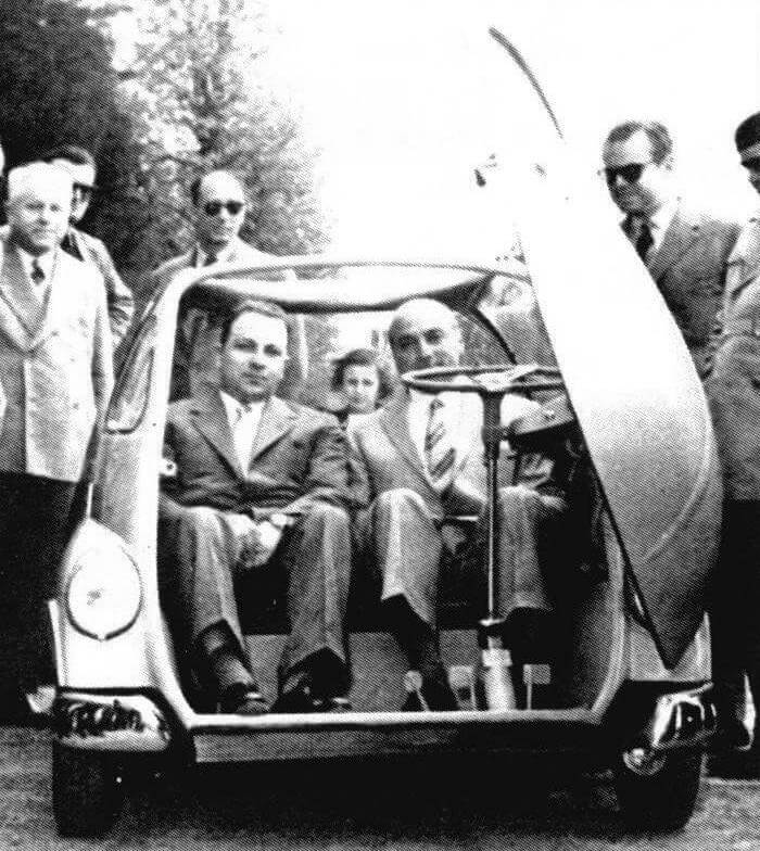 Эрменгильдо Прети (слева) в своем самом знаменитом «творении»- мотоколяске «Изетта», фото 1953 года