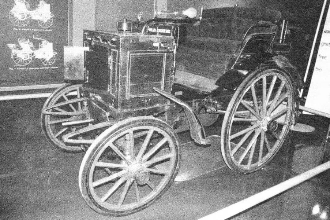 Автомобиль Panhard & Levassor P2D 1892 года в Национальном автомобильном музее Франции