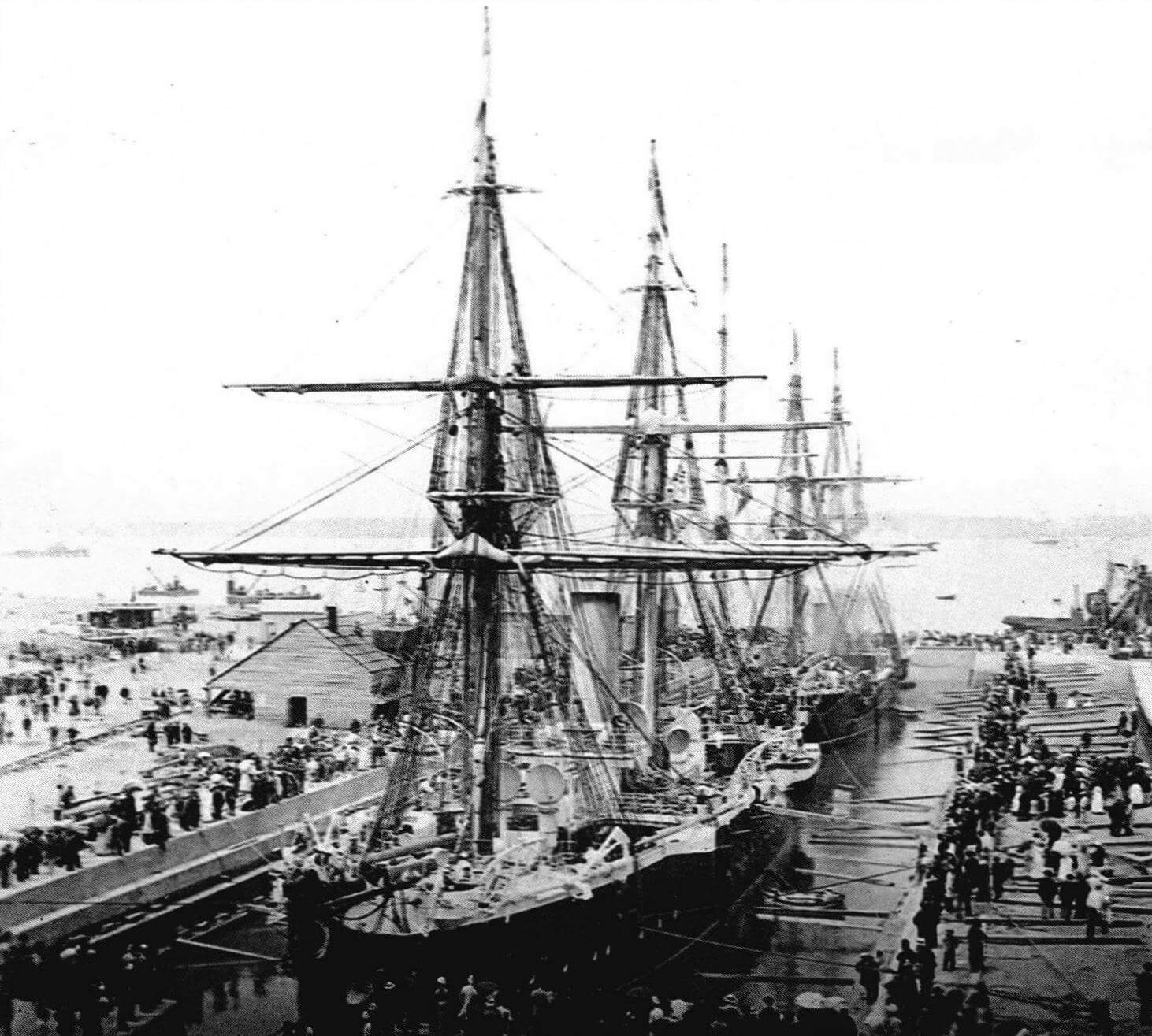 «Каллиопа» и «Диамант» в доке Каллиопа в Окленде во время церемонии его открытия 16 февраля 1888 года