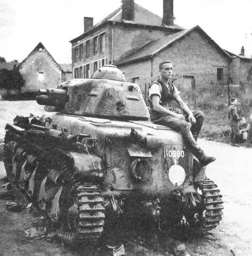 Немецкий солдат позирует на подбитом танке R35