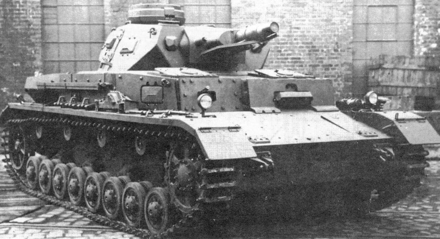 Pz.IV Ausf.E во дворе завода. Обращают на себя внимание 30-мм накладная броня корпуса и отбойник для отгибания антенны под стволом орудия