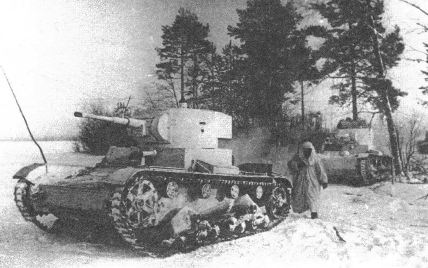 Танки Т-26 выдвигаются на рубеж атаки. Карельский перешеек, февраль 1940 года