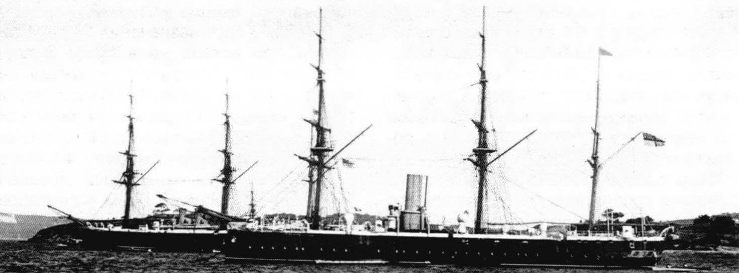 Крейсер 3-го класса «Каллиопа» и флагман контр-адмирала Ферфакса броненосный крейсер «Нельсон» на якорной стоянке