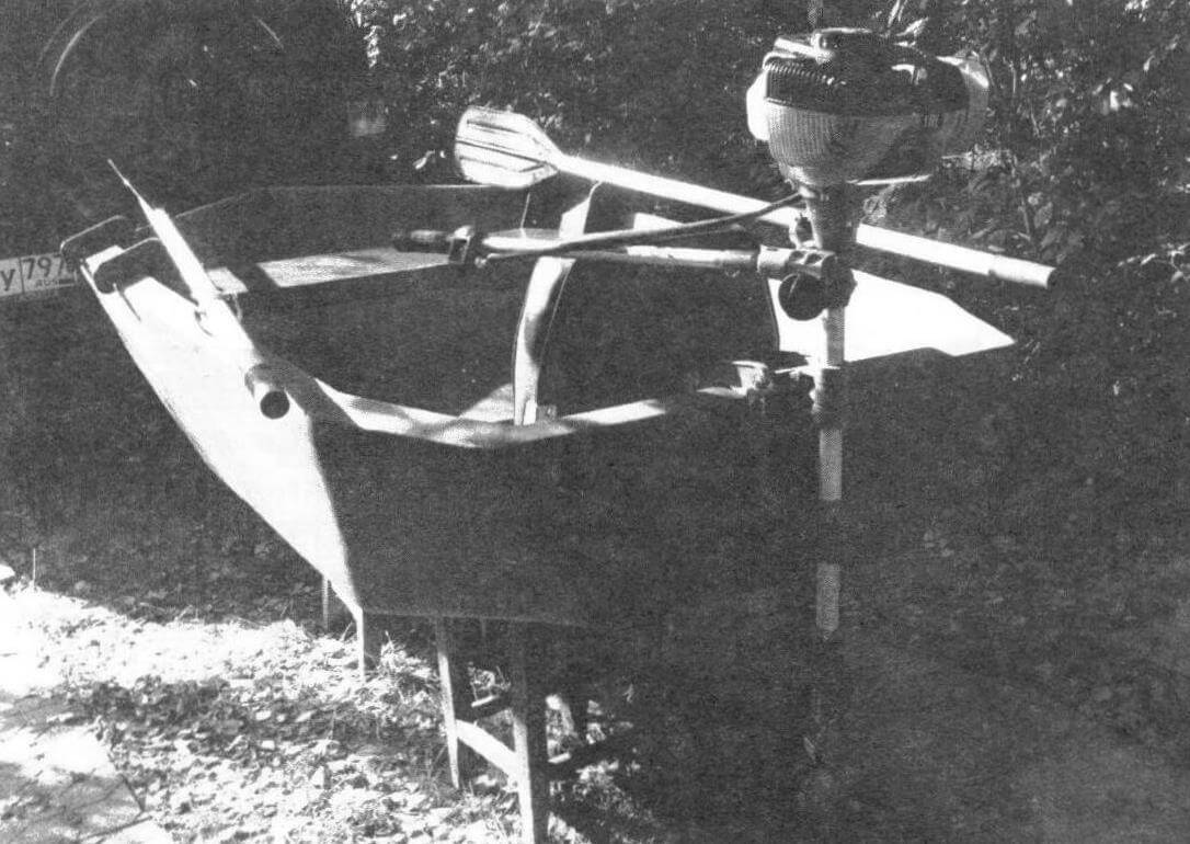 Лодочка С. Галихина с установленным четырехтактным мотором мощностью 1 л.с.