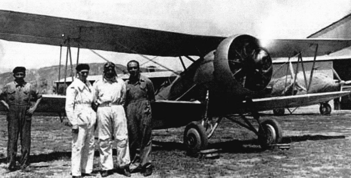 Итальянский инженер Рикардо Торрезан (второй слева) со своими перуанскими коллегами на заводе FNA, май 1939 года