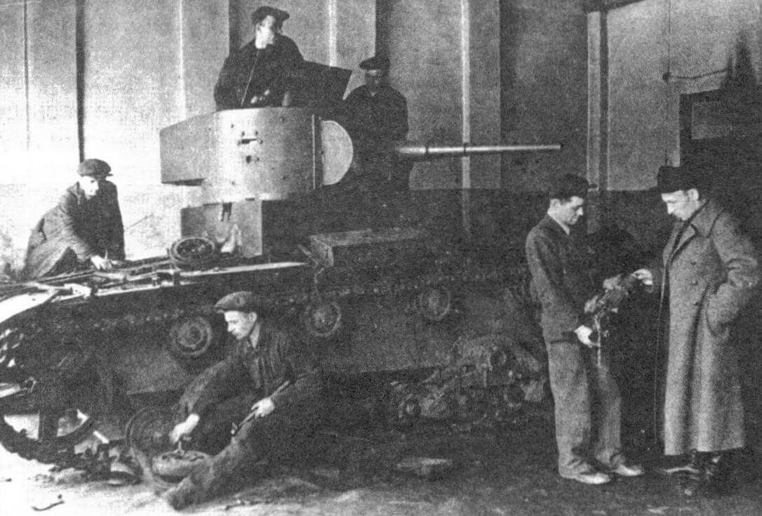 Ремонт танка Т-26 на одном из предприятий Ленинграда, 1941 год