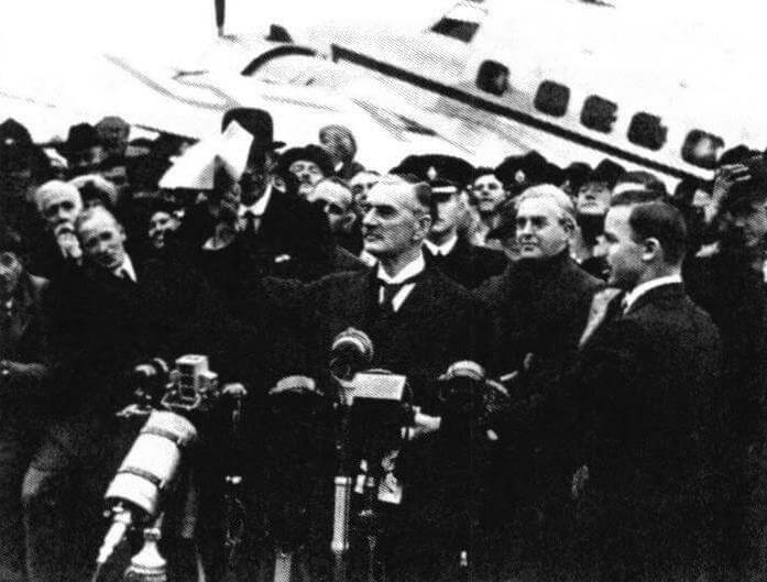 Британский премьер-министр Н. Чемберлен на аэродроме после возвращения из Мюнхена. Сзади виден самолет компании «Бритиш эйруэйз», на котором он прилетел