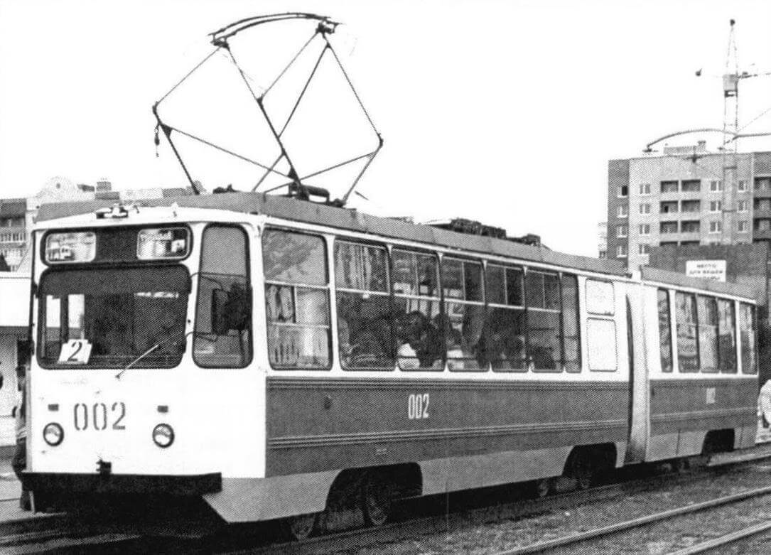 Сочлененные трамваи ЛВС-97К поступили в эксплуатацию в 1998 году