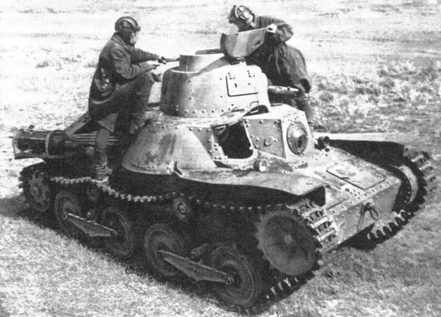 Советские танкисты осматривают трофейный танк «Ха-Го» с усиленной т.н. «маньчжурской» подвеской. Монголия, район р. Халхин-Гол, июль 1939 год