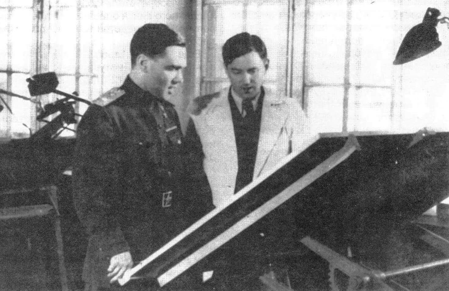 А.С. Яковлев и О.К. Антонов на заводе в Новосибирске