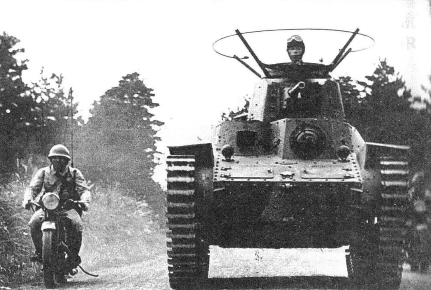 Командирский танк с поручневой антенной на башне