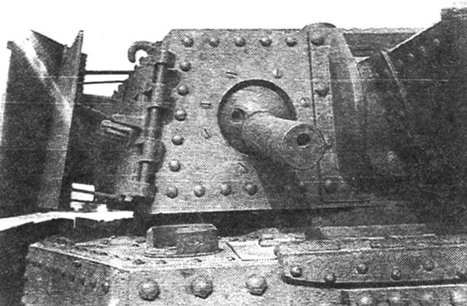 Броневой кожух башенного пулемета. Хорошо видны пулестойкие головки болтов. На бортах башни этого танка помимо экранов размещены траки гусеничных цепей.