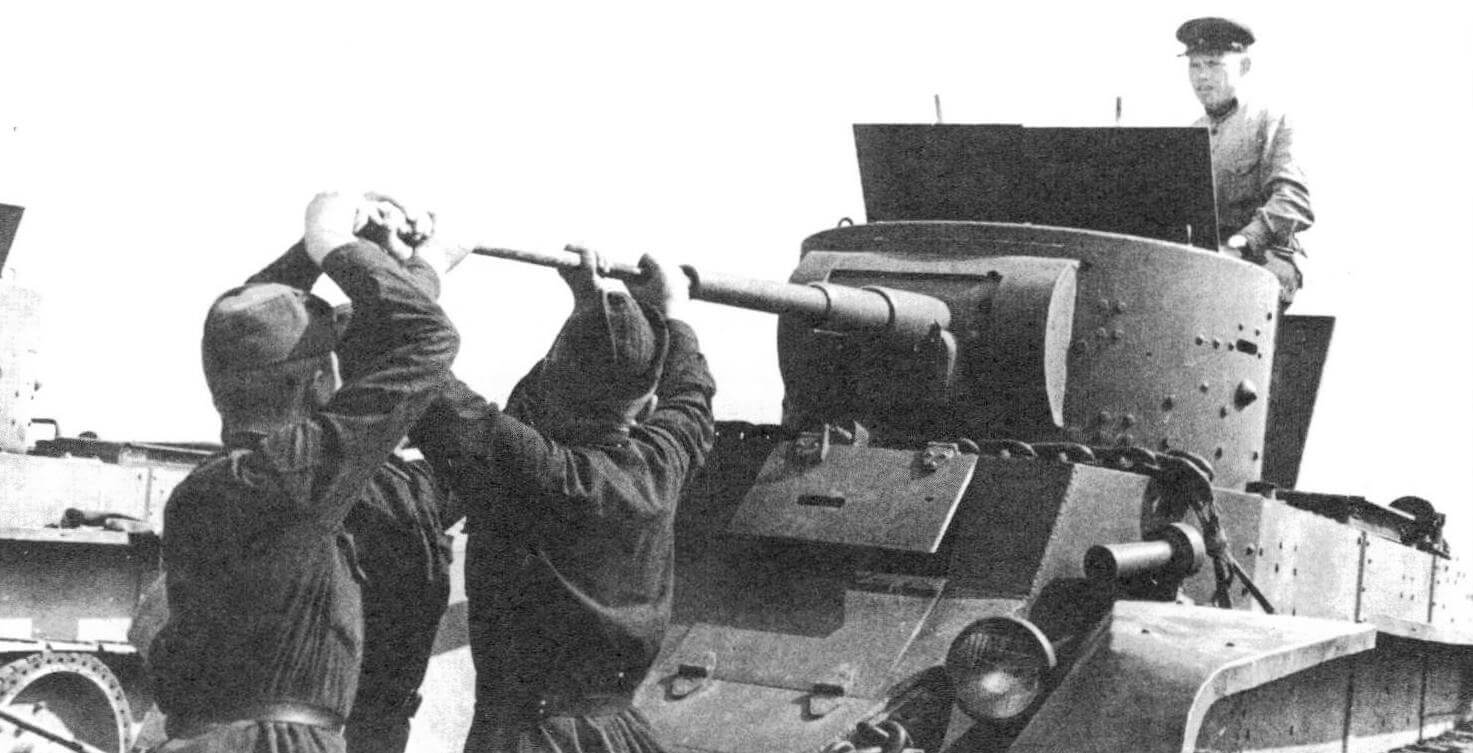 Экипаж танка БТ-7 за чисткой орудия после боевых стрельб, 1936 год