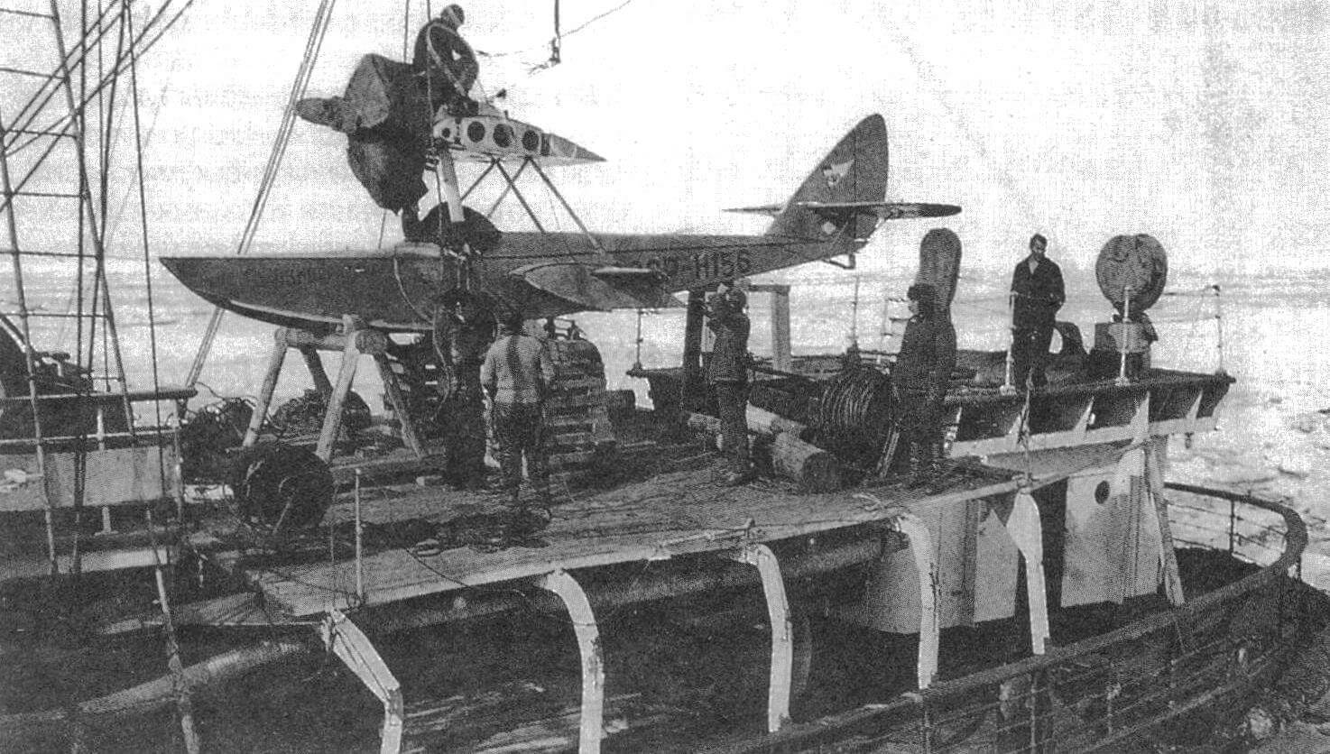 Самолет-амфибия Ш-2 полярной авиации (номер Н-156) на борту ледокольного парохода в Арктике, 1936-1937 годы
